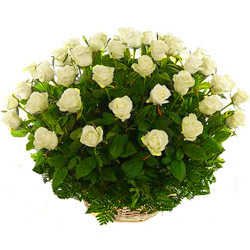 Корзина с белыми розами topflora.ru