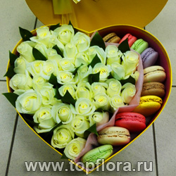 Белые розы и макаруны topflora.ru