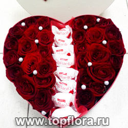 Красные розы и Рафаэлло topflora.ru